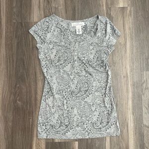 💥4/$25💥 H&M Grey Paisley T-Shirt